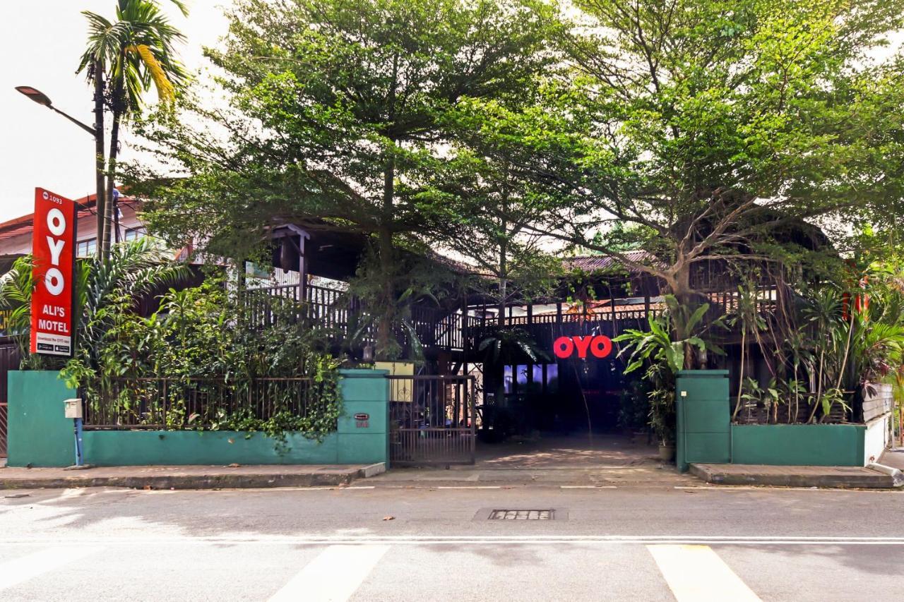 Oyo 1093 Ali'S Motel Teluk Bahang Exterior foto