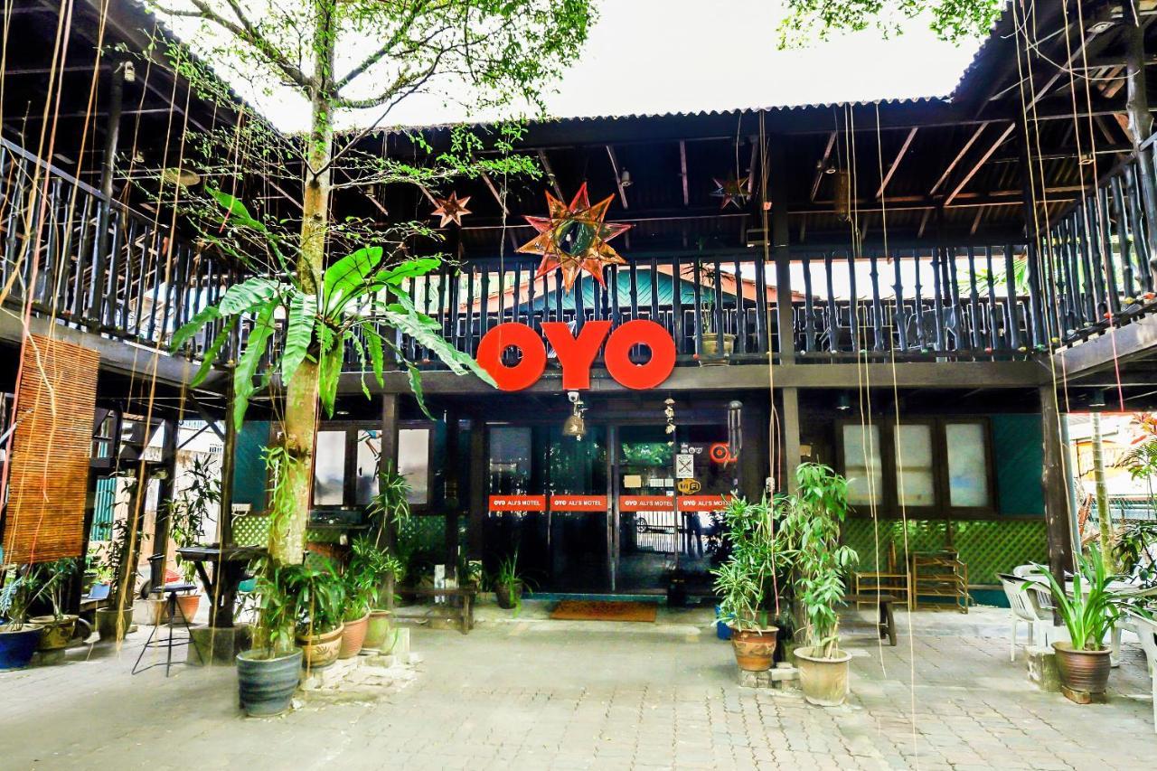 Oyo 1093 Ali'S Motel Teluk Bahang Exterior foto